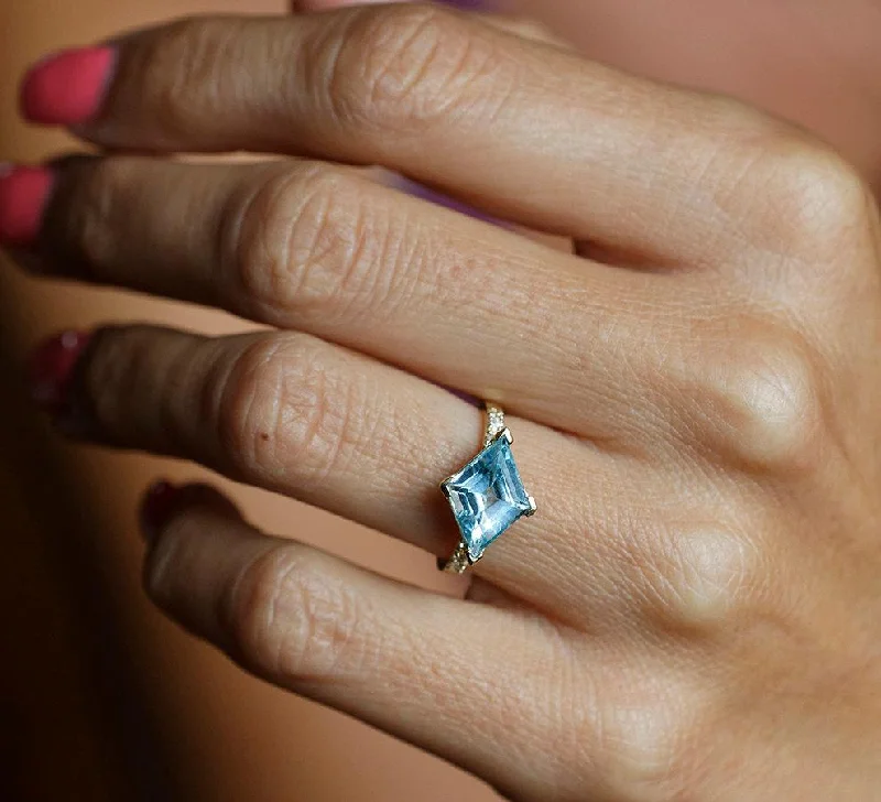 Asta Kite Aquamarine Engagement Ring